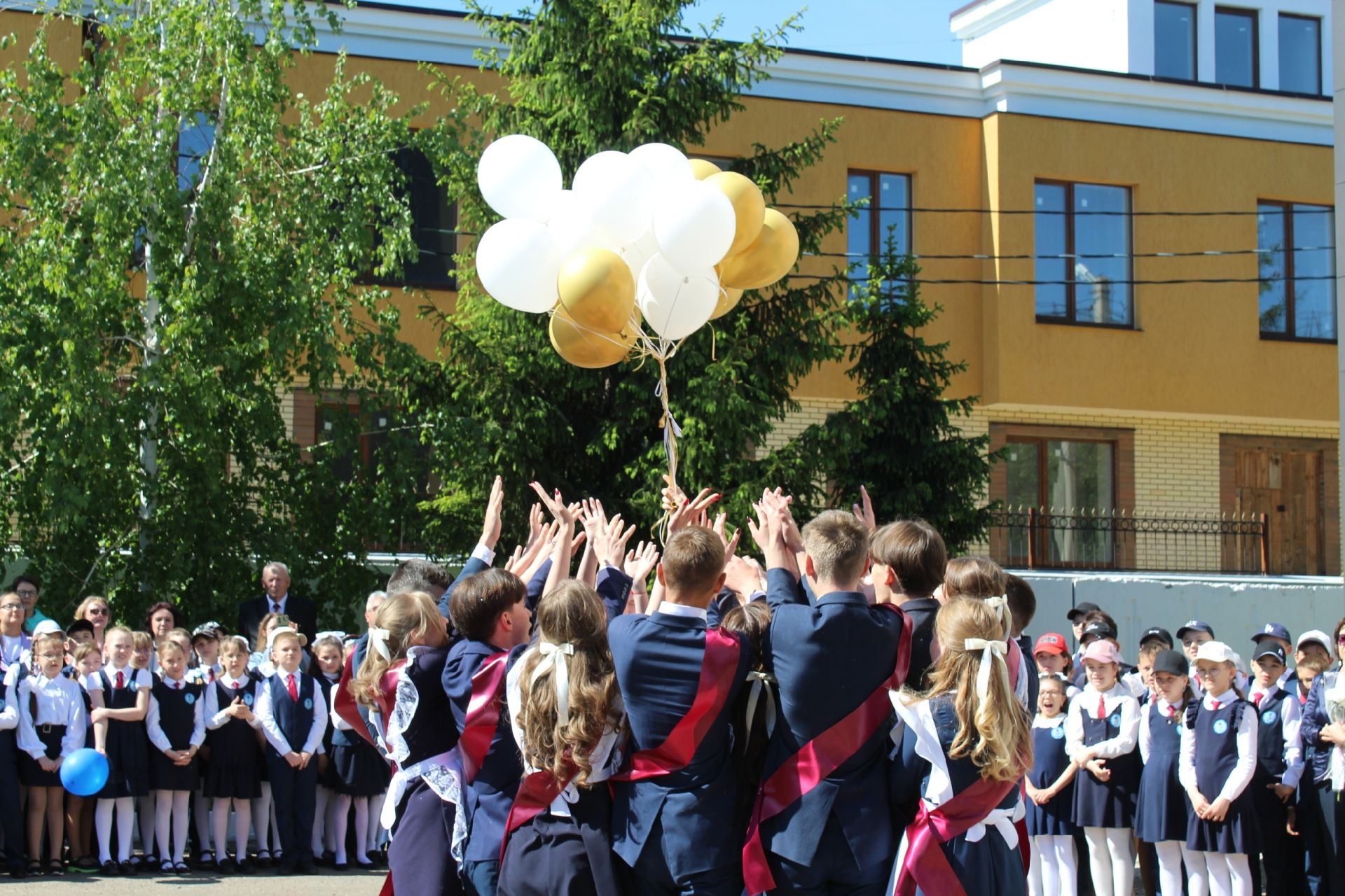 Сегодня в школах Буинска прозвенел последний звонок для 132 выпускников