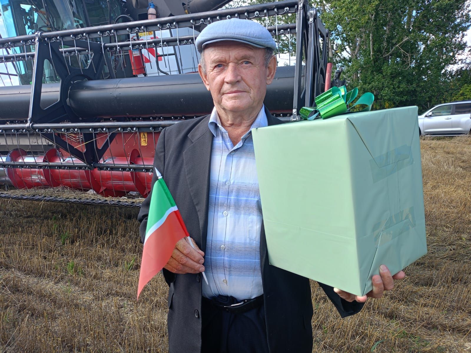 Сегодня глава муниципального района Ранис Камартдинов наградил 11 лучших комбайнеров (фото, видео)