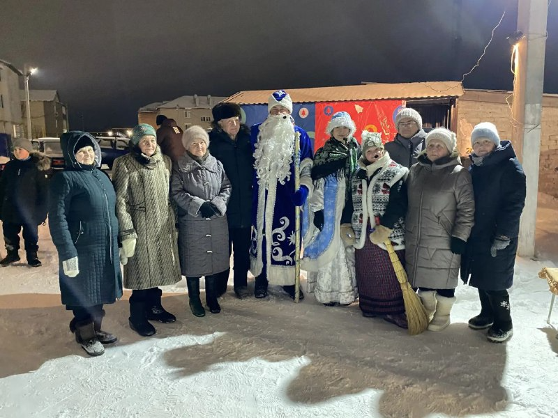 В Буинске украсили елки во дворах многоквартирных домов. ТОС «Мелиоратор» собрал вокруг них более сотни жителей города (фоторепортаж)