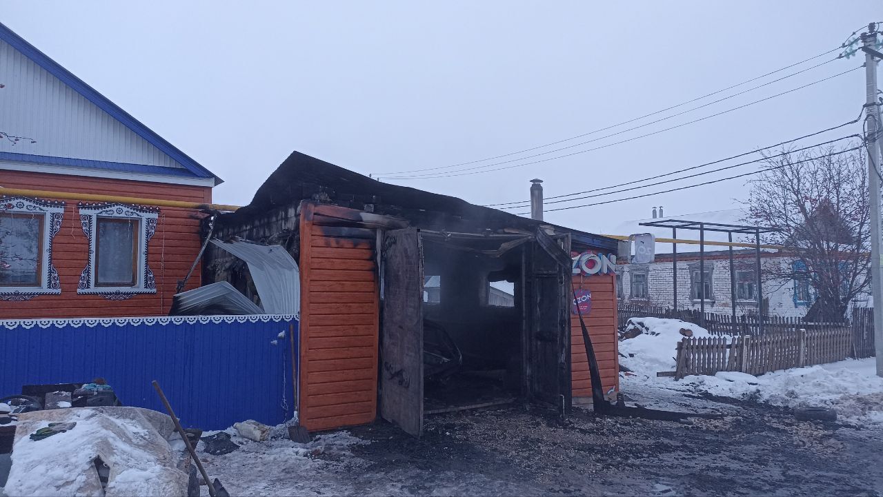 В Буинском районе в гараже сгорели три транспортных средства (фото)