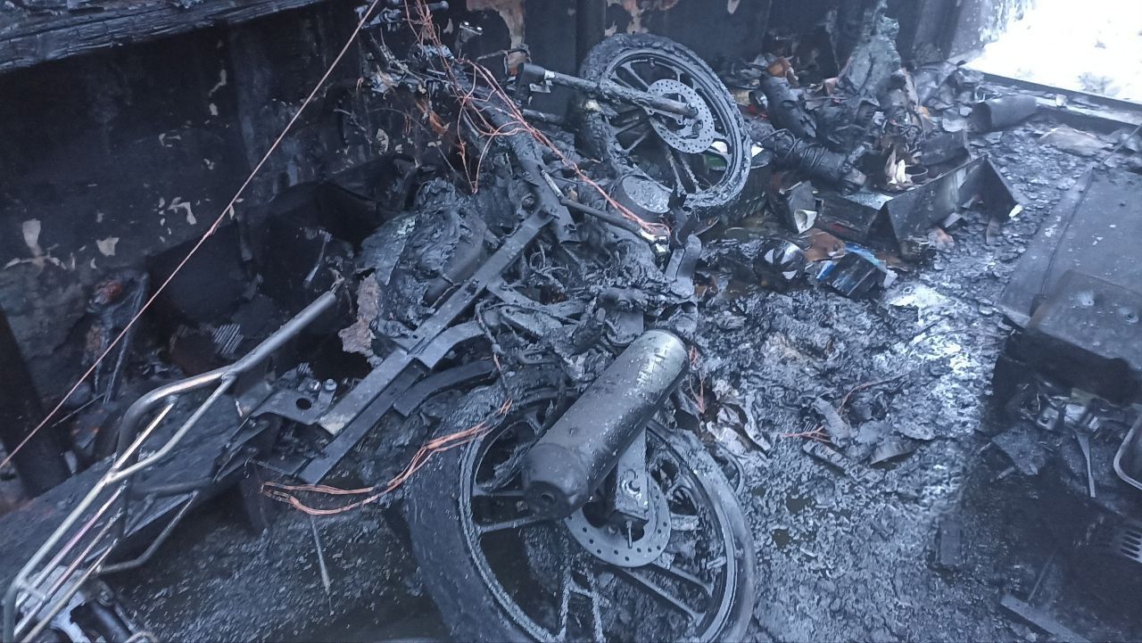 В Буинском районе в гараже сгорели три транспортных средства (фото)