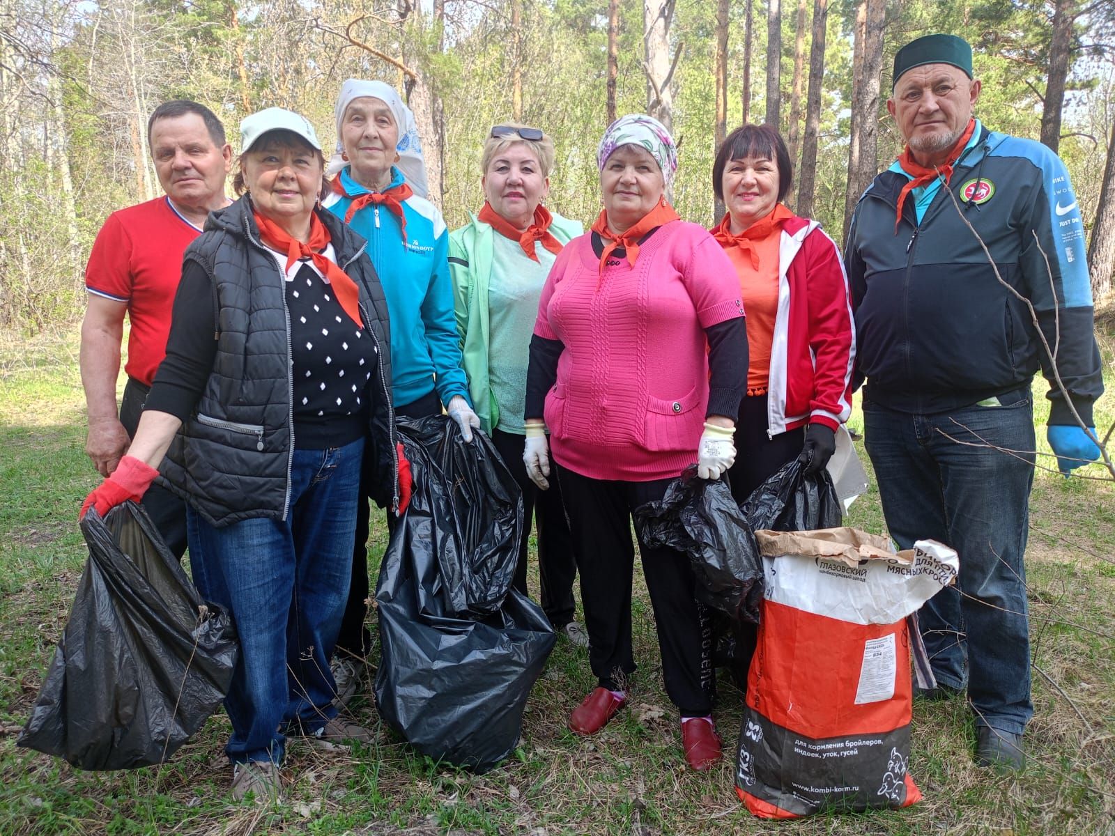 Бывшие пионеры Буинска сегодня вышли на субботник в красных галстуках (+фото)