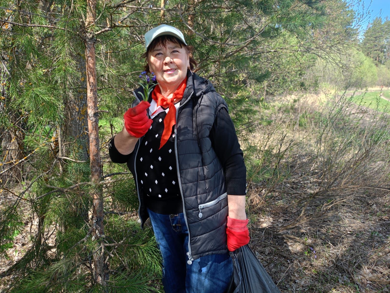 Бывшие пионеры Буинска сегодня вышли на субботник в красных галстуках (+фото)