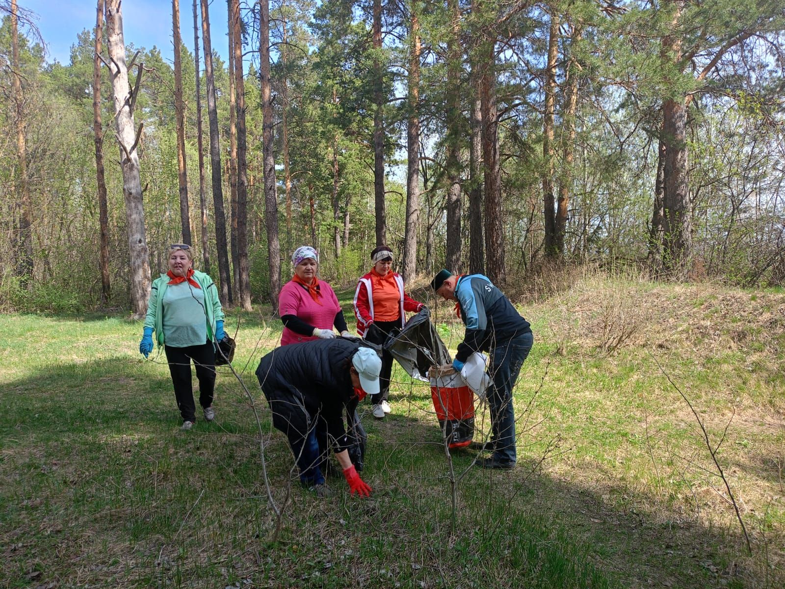 Бывшие пионеры Буинска сегодня вышли на субботник в красных галстуках (+фото)