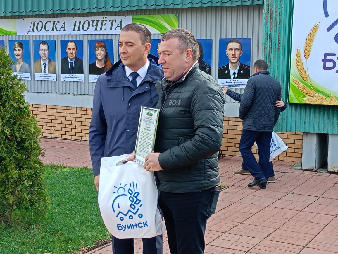 Сегодня в Буинске открыли обновленную Доску почета (+фото)