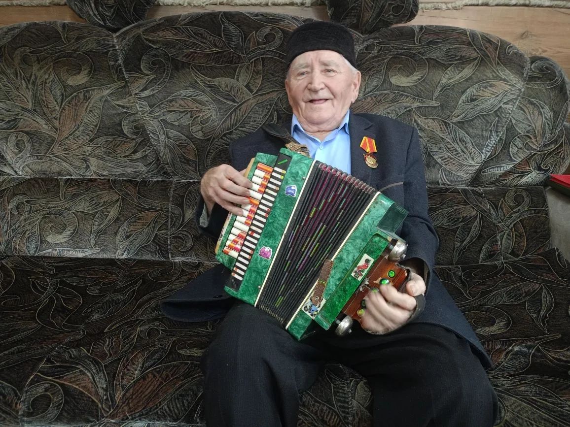 В Буинском районе 90-летний Сахау Рахимов встретил гостей с гармошкой и песнями