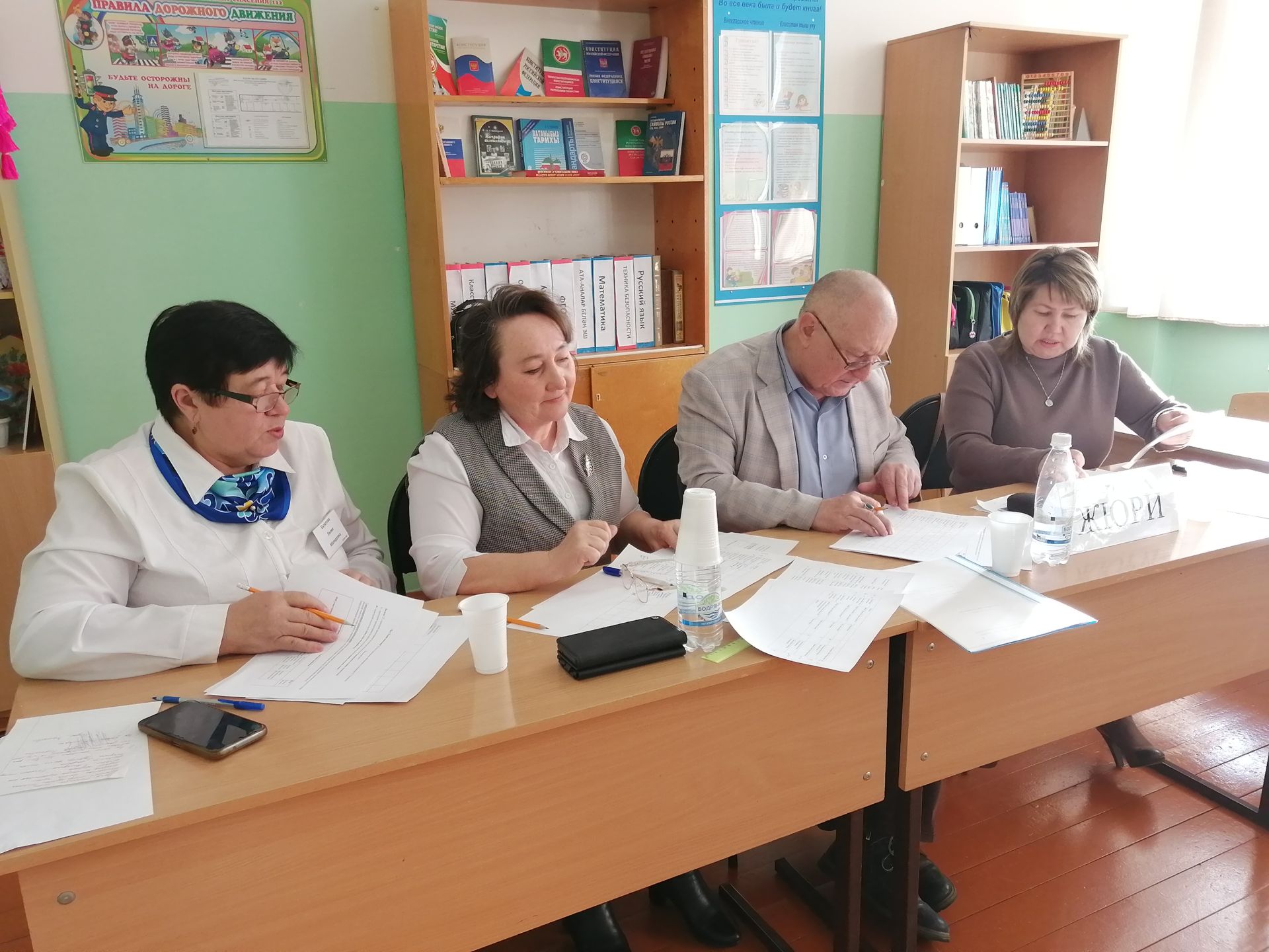 Известная поэтесса Дина Камалетдинова, несмотря на свой 80-летний возраст, с восхищением слушала свои песни и стихи. Сегодня в Старостуденецкой школе Буинского района прошла научная конференция о её творчестве (фоторепортаж)