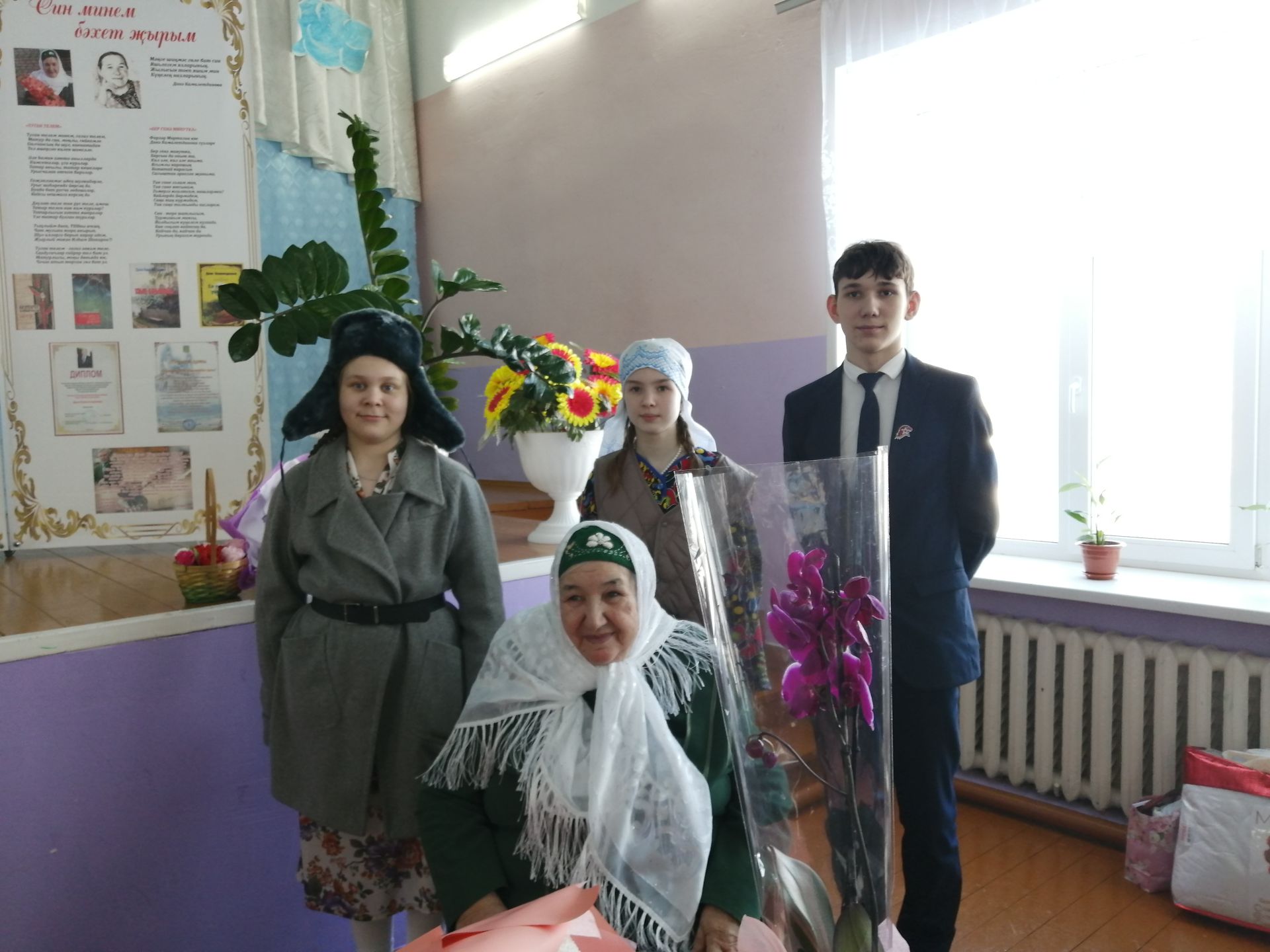 Известная поэтесса Дина Камалетдинова, несмотря на свой 80-летний возраст, с восхищением слушала свои песни и стихи. Сегодня в Старостуденецкой школе Буинского района прошла научная конференция о её творчестве (фоторепортаж)