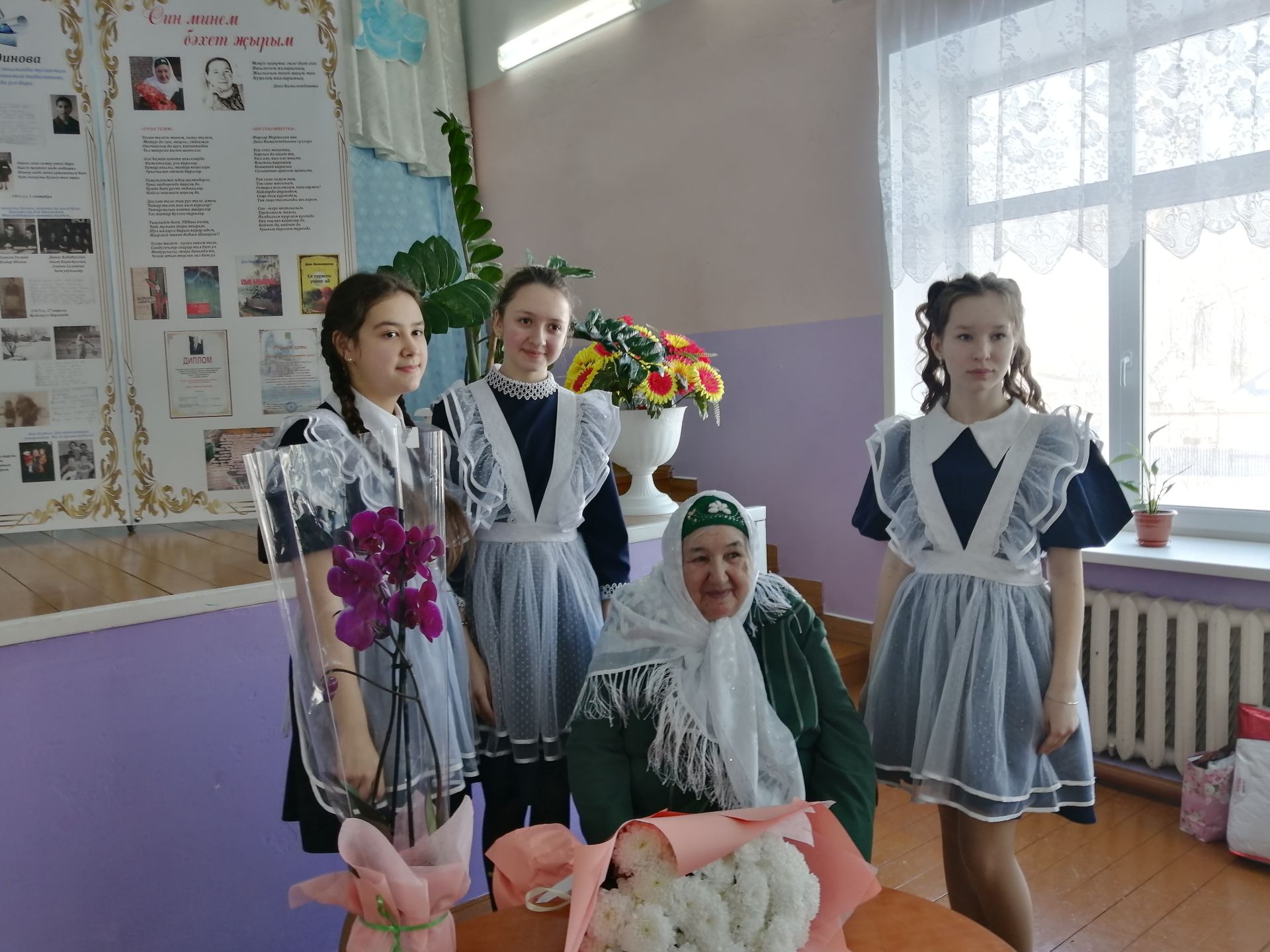 Известная поэтесса Дина Камалетдинова, несмотря на свой 80-летний возраст, с восхищением слушала свои песни и стихи. Сегодня в Старостуденецкой школе Буинского района прошла научная конференция о её творчестве (фоторепортаж)