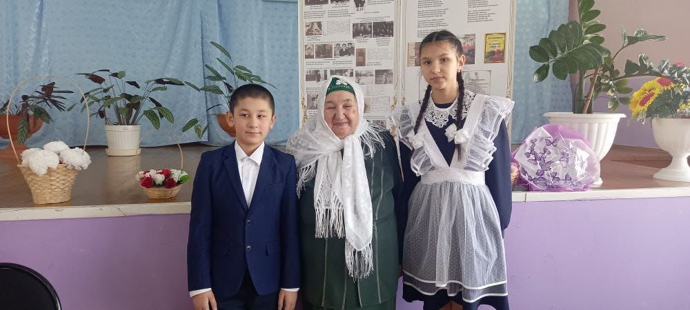 Известная поэтесса Дина Камалетдинова, несмотря на свой 80-летний возраст, с восхищением слушала свои песни и стихи. Сегодня в Старостуденецкой школе Буинского района прошла научная конференция о её творчестве (фоторепортаж)