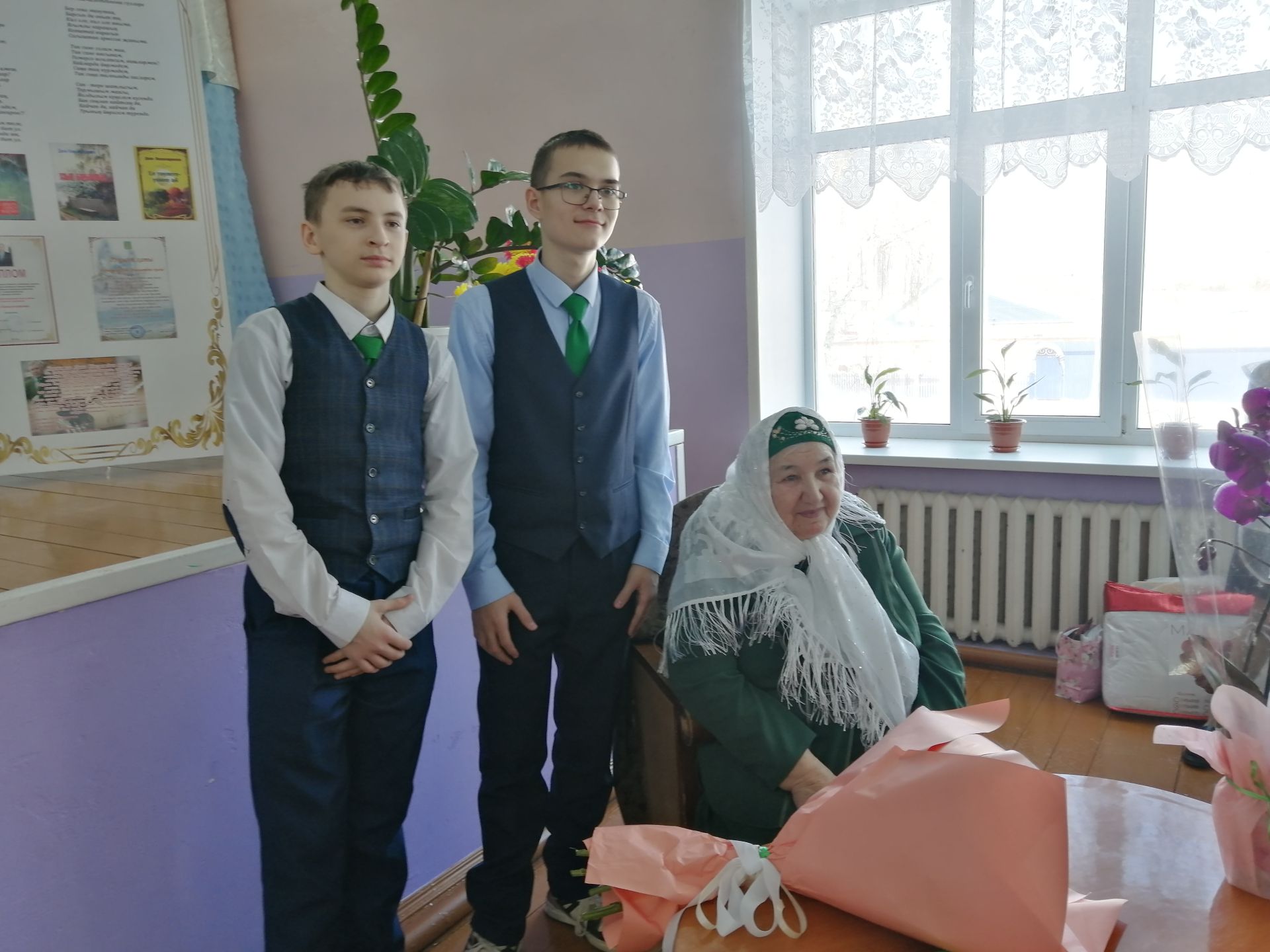 Известная поэтесса Дина Камалетдинова, несмотря на свой 80-летний возраст, с восхищением слушала свои песни и стихи. Сегодня в Старостуденецкой школе Буинского района прошла научная конференция о её творчестве (фоторепортаж)
