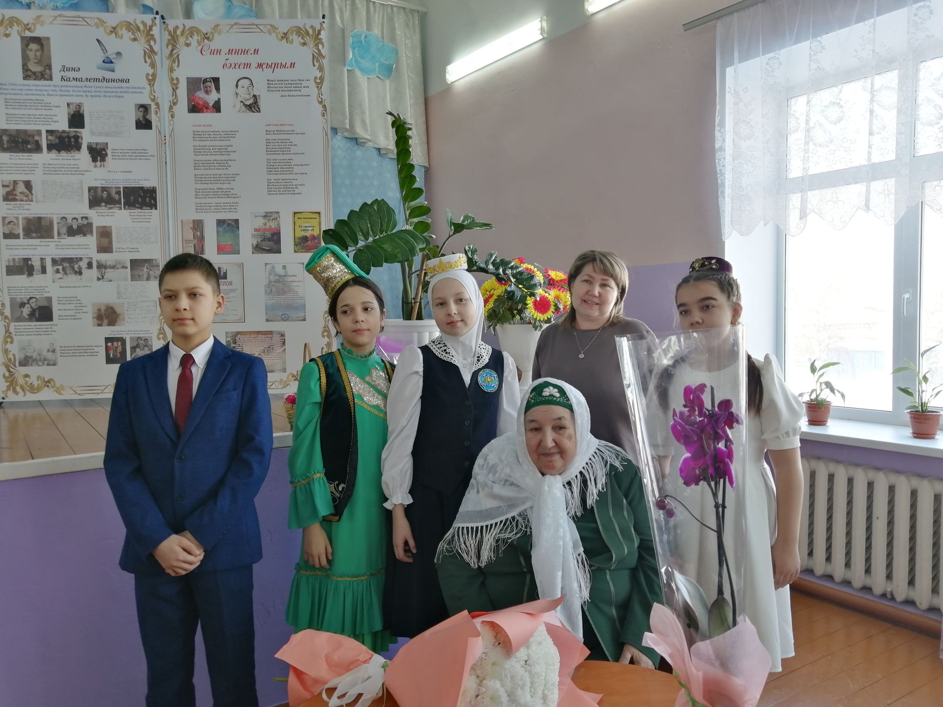 Известная поэтесса Дина Камалетдинова, несмотря на свой 80-летний возраст, с восхищением слушала свои песни и стихи. Сегодня в Старостуденецкой школе Буинского района прошла научная конференция о её творчестве (фоторепортаж)