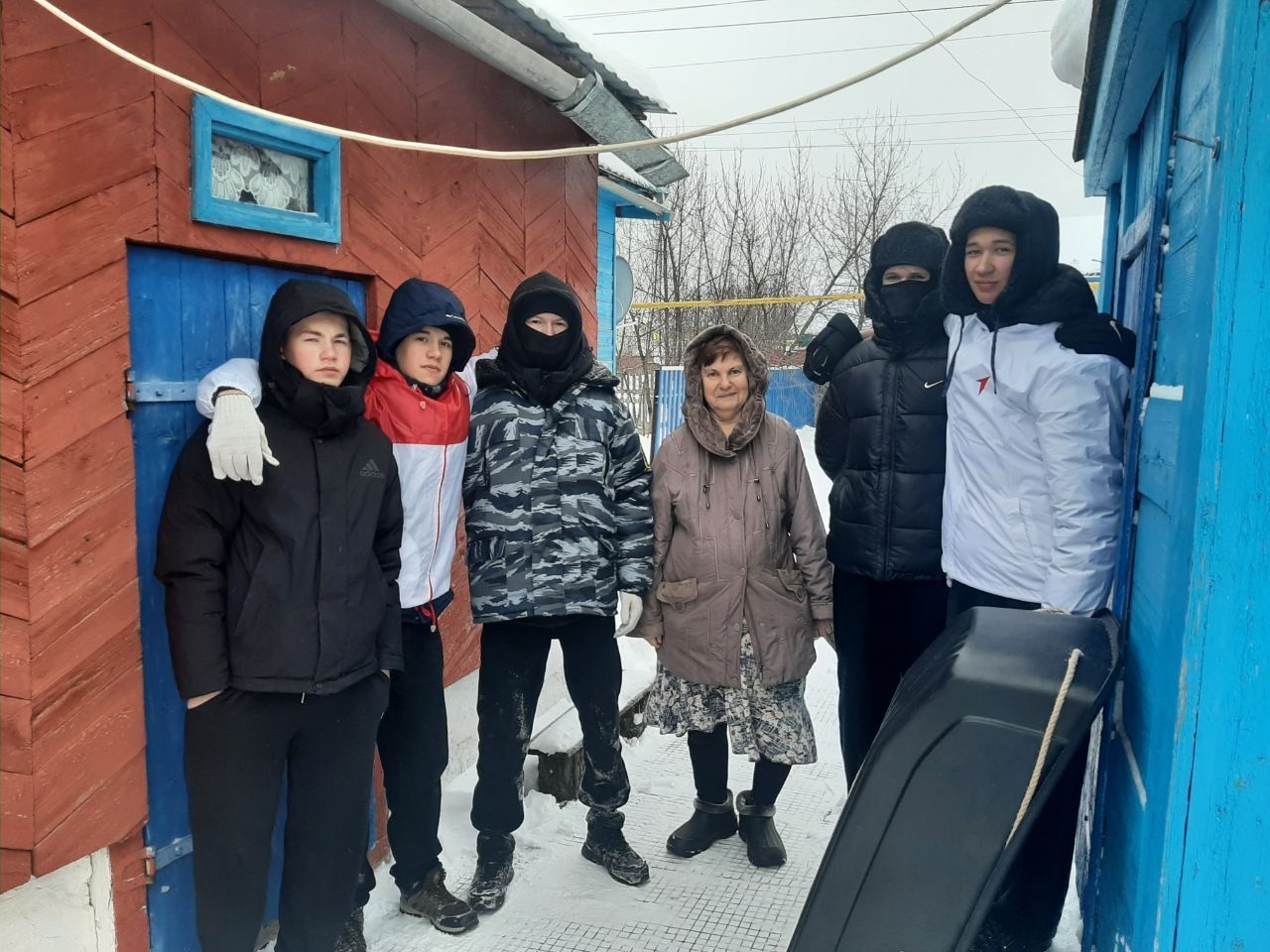 В Буинске члены “Форпост” и “Движения Первых” очистили от снега придомовую территорию ветерана ВОВ