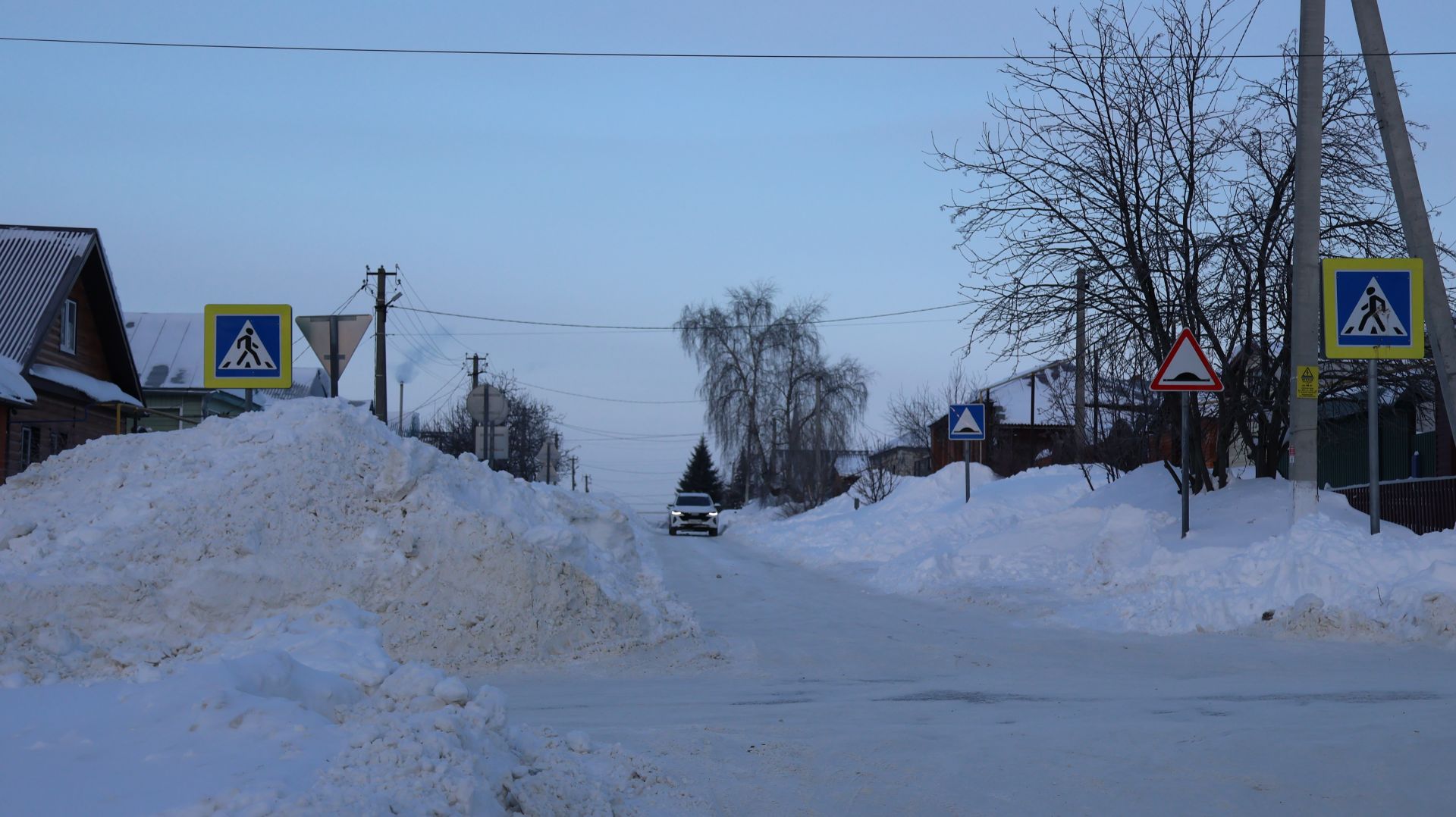 Снежные валы, создающие помеху