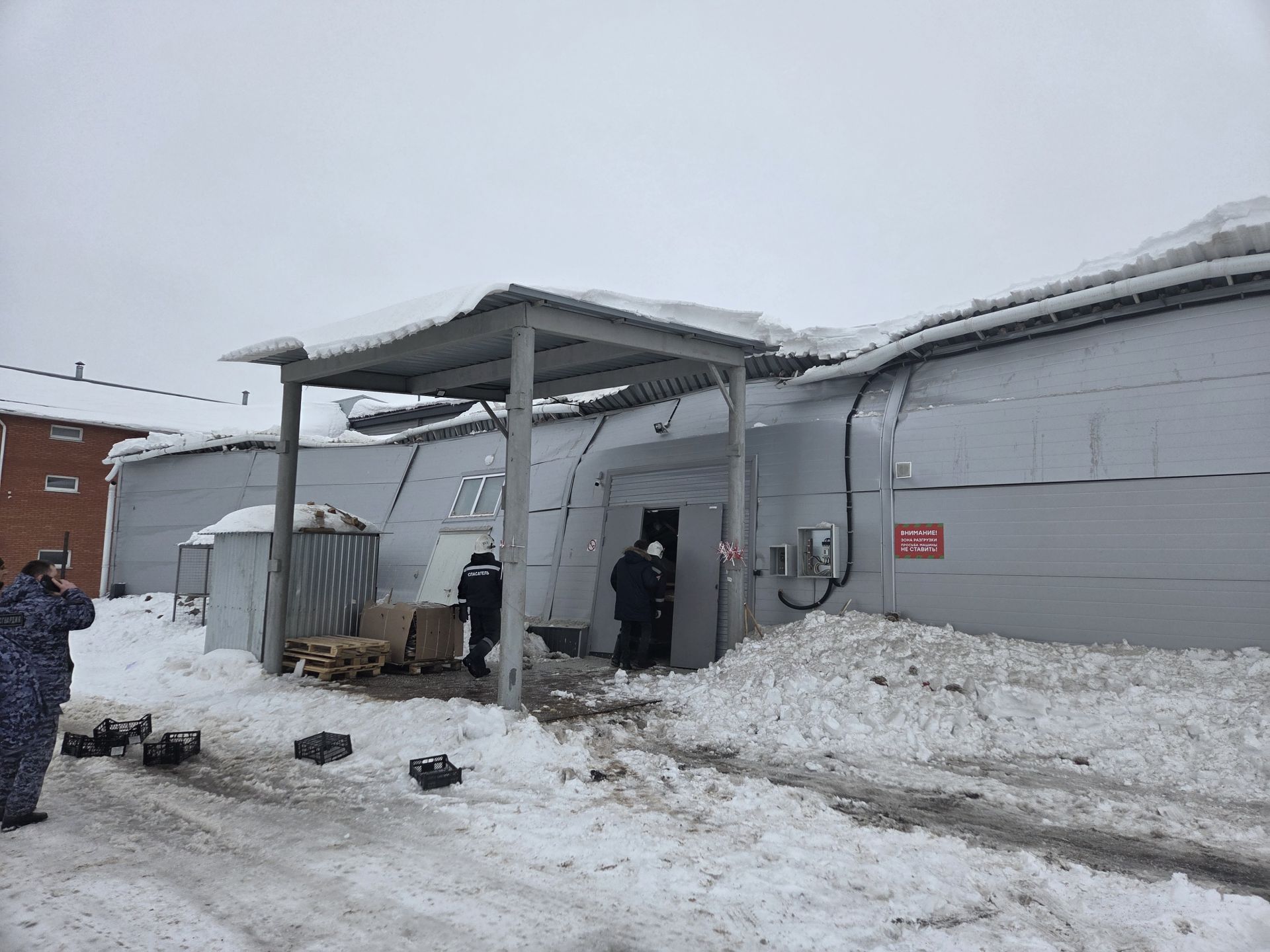 В Буинске под тяжестью снега обрушилась крыша магазина. Пострадала женщина