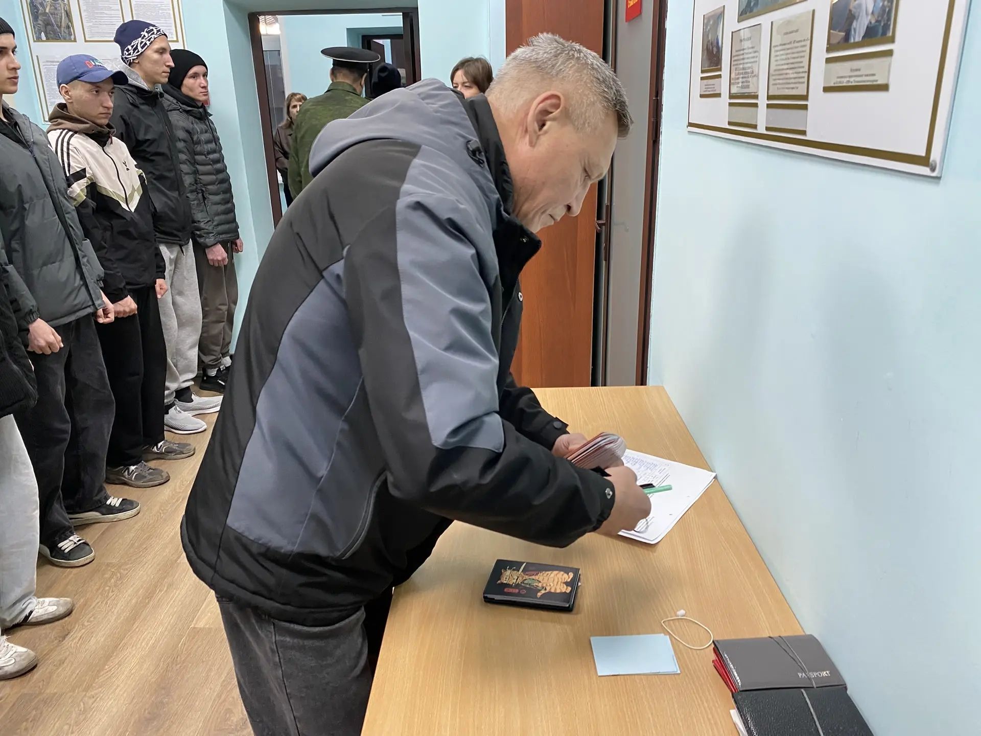 Сегодня первая группа новобранцев из Буинска отправилась на службу в армию (фоторепортаж)