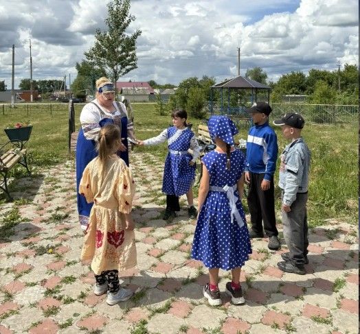 На территории Киятского Дома культуры прошла познавательно-игровая программа под названием «Троицу встречаем, берёзку завиваем»