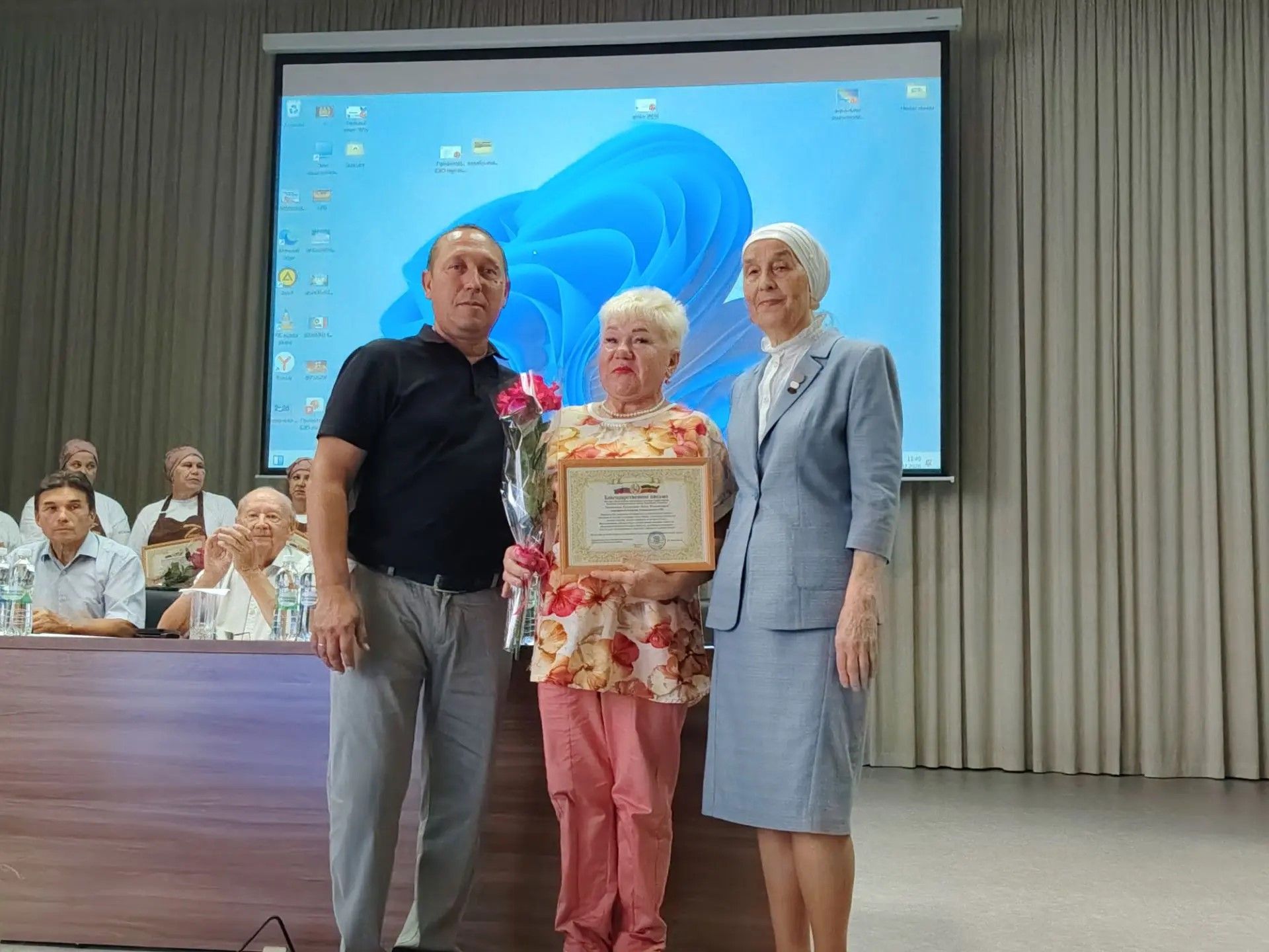 Буада гуманитар ярдәм җибәрүдә зур өлеш керткән волонтерларны котладылар