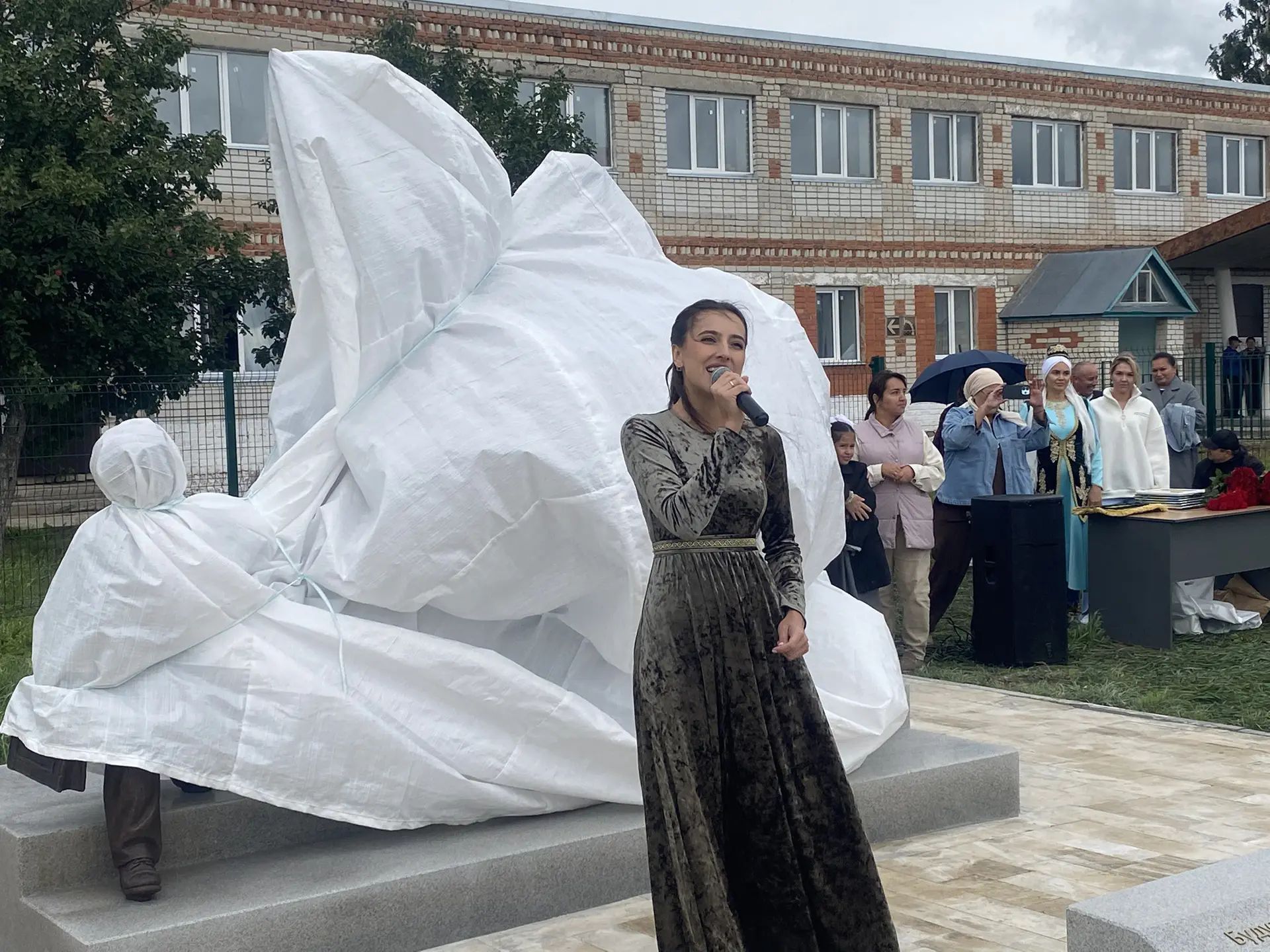 Сегодня в селе Исаково Буинского района состоялось открытие памятника учителям и презентация книги о подвиге земляков в годы Великой Отечественной войны