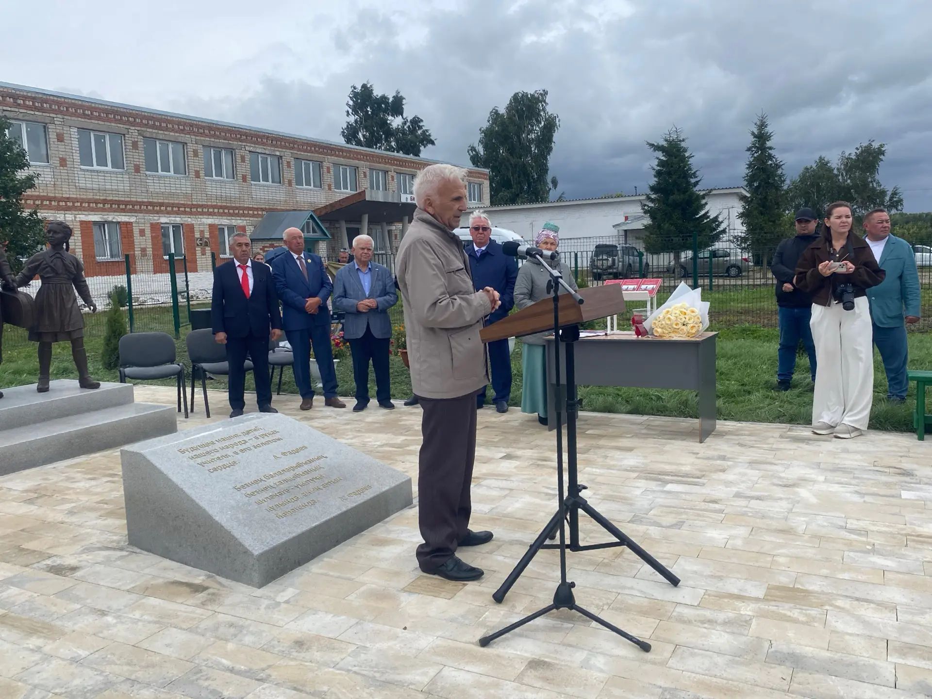 Сегодня в селе Исаково Буинского района состоялось открытие памятника учителям и презентация книги о подвиге земляков в годы Великой Отечественной войны