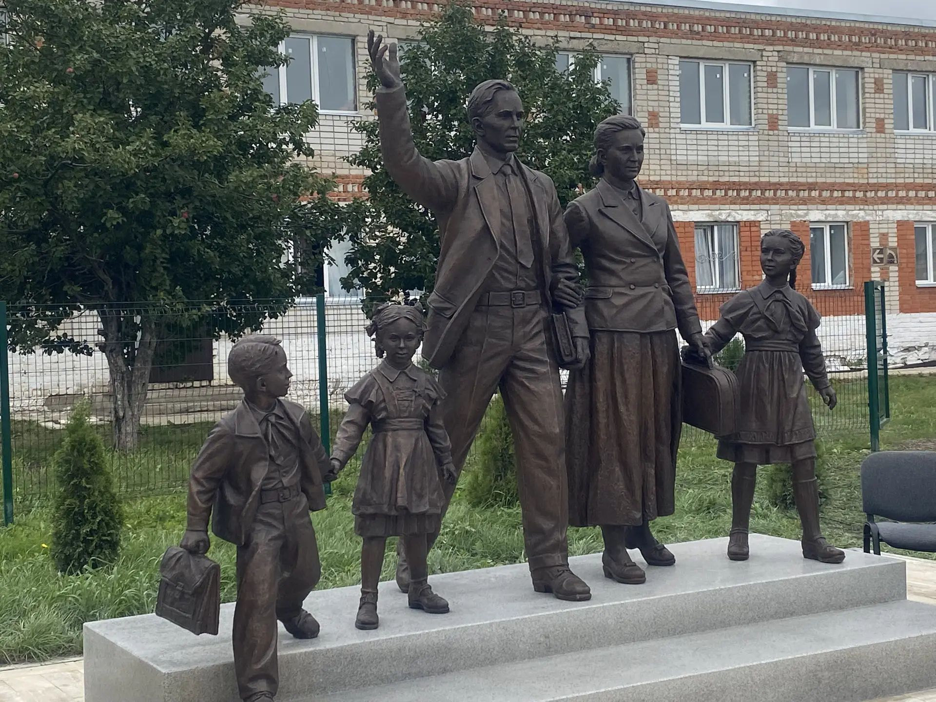 Сегодня в селе Исаково Буинского района состоялось открытие памятника учителям и презентация книги о подвиге земляков в годы Великой Отечественной войны