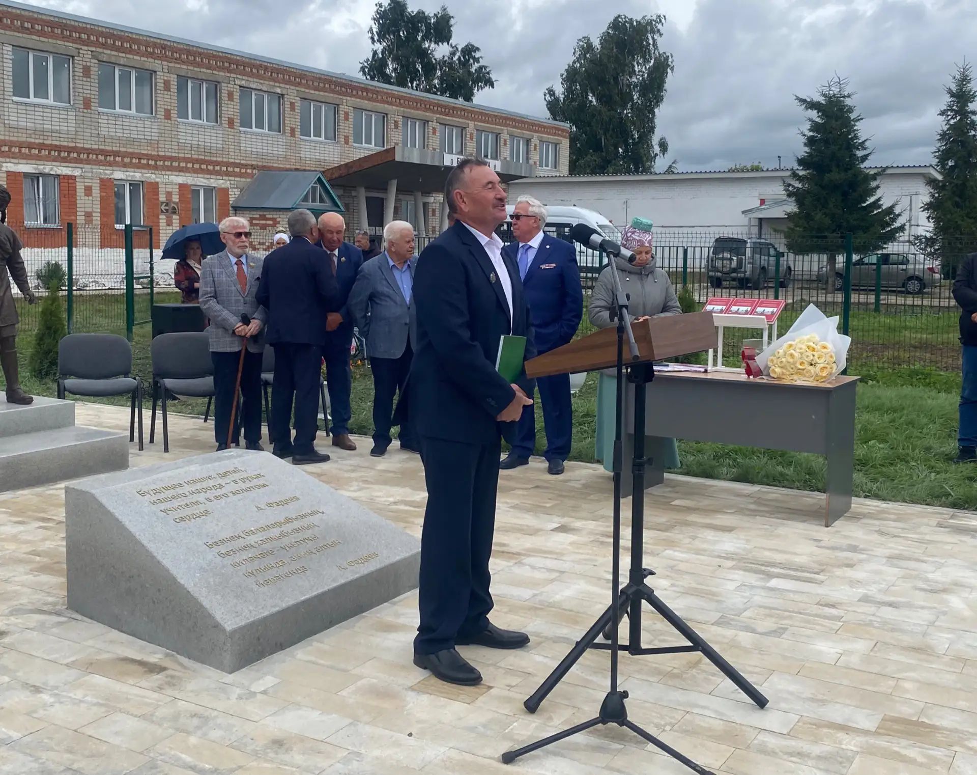 Сегодня в селе Исаково Буинского района состоялось открытие памятника учителям и презентация книги о подвиге земляков в годы Великой Отечественной войны