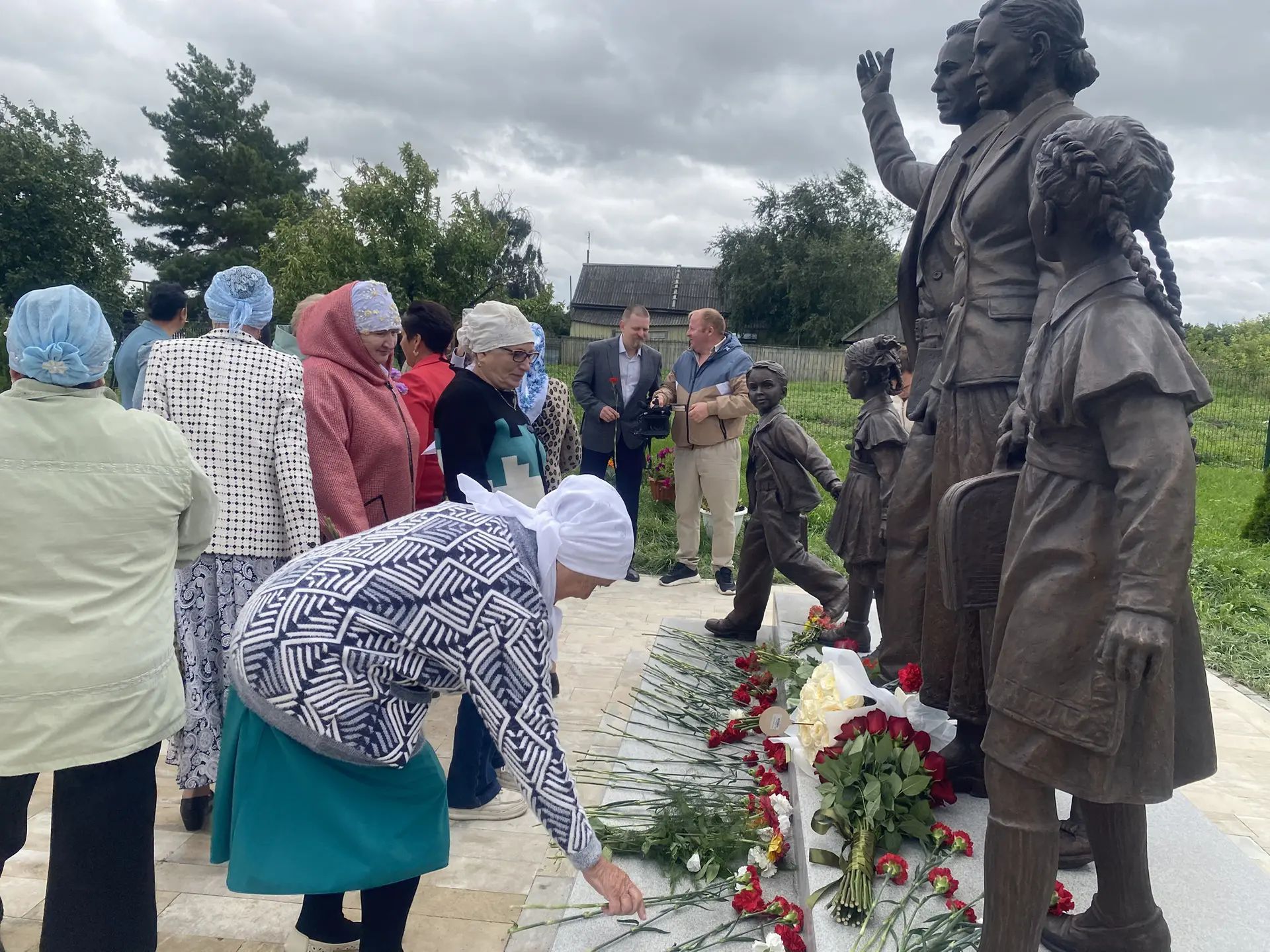 Сегодня в селе Исаково Буинского района состоялось открытие памятника учителям и презентация книги о подвиге земляков в годы Великой Отечественной войны