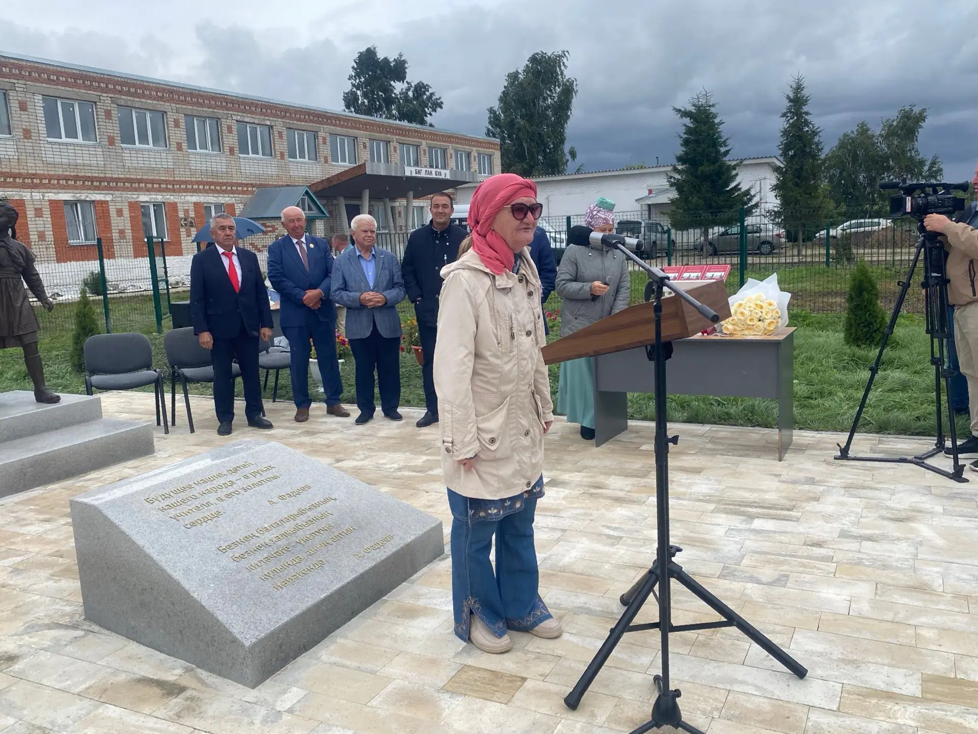 Сегодня в селе Исаково Буинского района состоялось открытие памятника учителям и презентация книги о подвиге земляков в годы Великой Отечественной войны