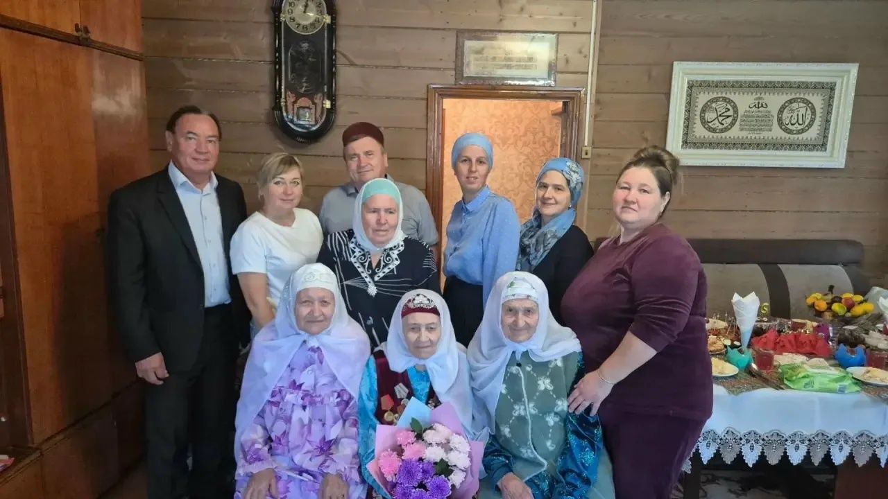 96 лет мудрости и труда: в Буинском районе поздравили старейшую жительницу