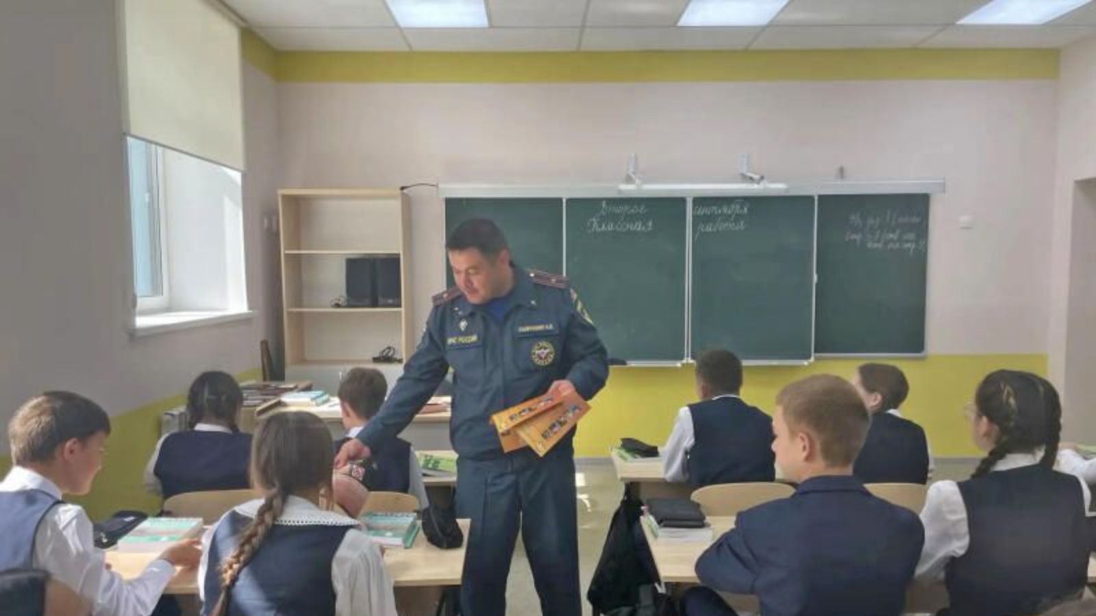 В Буинске прошла встреча школьников с сотрудником МЧС