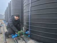 Фермер из Буинского района готовится к весне. Для хранения жидких удобрений устанавливает ёмкости (фото)