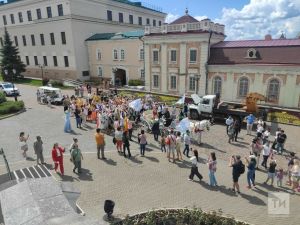 От чак-чака до iPhone: В Казани собрали три автобуса подарков для батыров Сабантуя