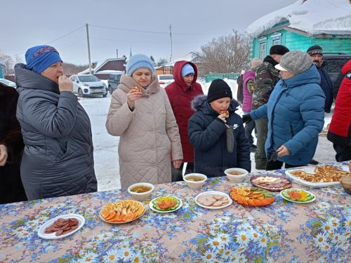 Каенлык авылы халкы махсус хәрби операциядә катнашучыларга телэктэшлек белдерде