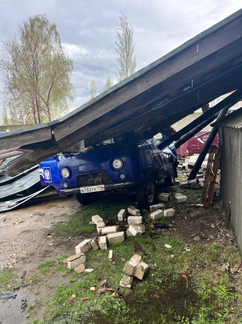 В Буинске ураган нанес ущерб на многоэтажные дома и автомобили (фото)