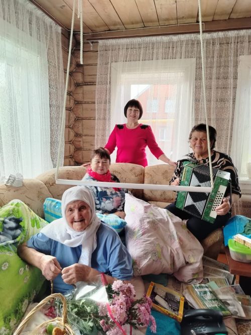 В Буинске активные ветераны и женщины с большим сердцем навестили ветеран тыла Гюльшат Хакимову (фото, видео)