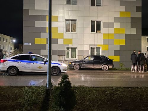 В Буинске автомобиль врезался в многоквартирный дом (фото)