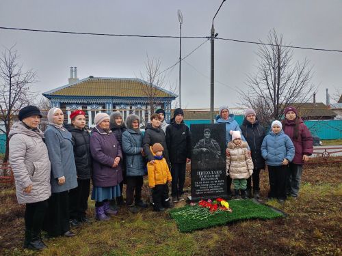 Жители села Адав-Тулумбаево Буинского района, открывая памятник Вениамину Николаеву, пропавшему без вести в зоне СВО, всё ещё верят, что он вернётся и прикоснётся к этому монументу своими тёплыми руками
