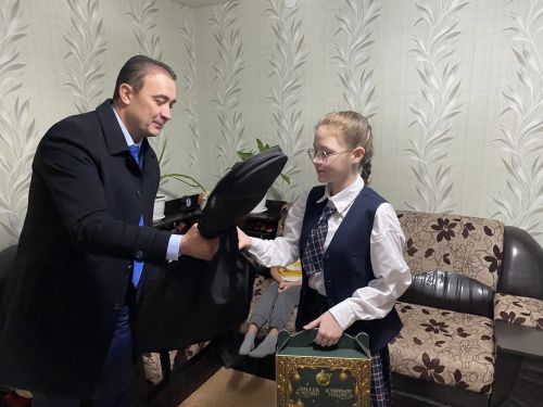 Сегодня Елизавета Нестерова из Буинска получила подарок от имени Раиса Татарстана Рустама Минниханова (фото).
