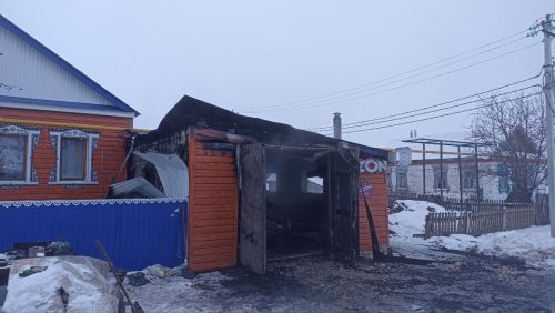 В Буинском районе в гараже сгорели три транспортных средства (фото)