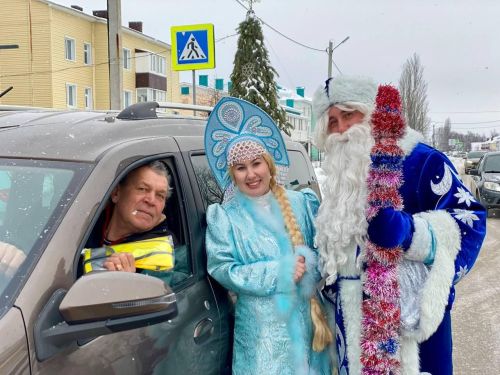 Буинских водителей поздравили Дед Мороз и Снегурочка (+фото)
