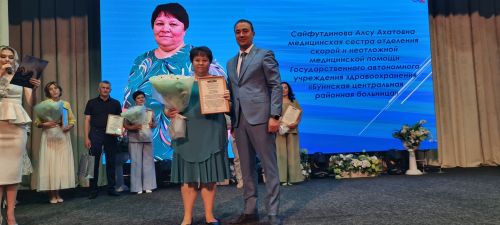 От замминистра — слова благодарности, а от главврача — белые цветы. В Буинске медработников поздравляли с профессиональным праздником (фото)