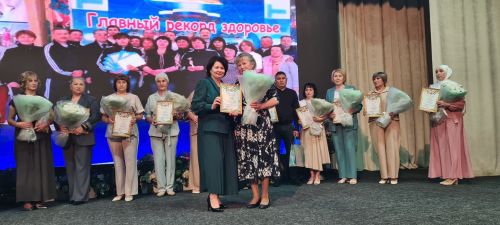 От замминистра — слова благодарности, а от главврача — белые цветы. В Буинске медработников поздравляли с профессиональным праздником (фото)
