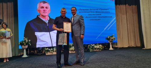 От замминистра — слова благодарности, а от главврача — белые цветы. В Буинске медработников поздравляли с профессиональным праздником (фото)