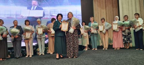 От замминистра — слова благодарности, а от главврача — белые цветы. В Буинске медработников поздравляли с профессиональным праздником (фото)