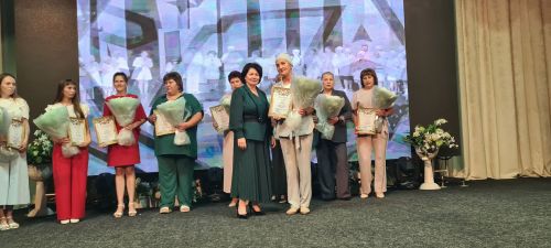 От замминистра — слова благодарности, а от главврача — белые цветы. В Буинске медработников поздравляли с профессиональным праздником (фото)