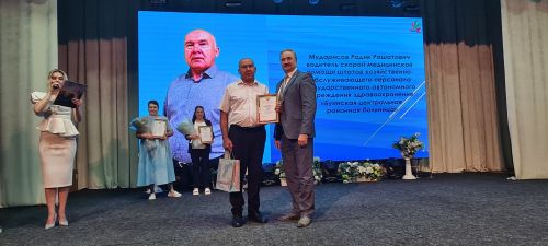 От замминистра — слова благодарности, а от главврача — белые цветы. В Буинске медработников поздравляли с профессиональным праздником (фото)