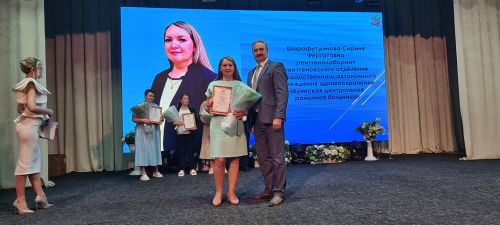 От замминистра — слова благодарности, а от главврача — белые цветы. В Буинске медработников поздравляли с профессиональным праздником (фото)