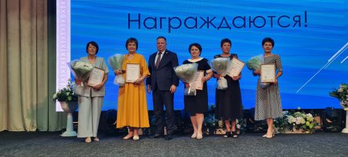 От замминистра — слова благодарности, а от главврача — белые цветы. В Буинске медработников поздравляли с профессиональным праздником (фото)