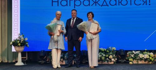 От замминистра — слова благодарности, а от главврача — белые цветы. В Буинске медработников поздравляли с профессиональным праздником (фото)
