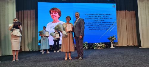 От замминистра — слова благодарности, а от главврача — белые цветы. В Буинске медработников поздравляли с профессиональным праздником (фото)